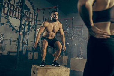 Fitness salonunda egzersiz sırasında atlama adam. CrossFit.