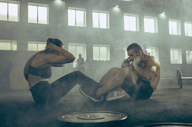 Erkek ve kadın fitness salonunda egzersiz sırasında. CrossFit.