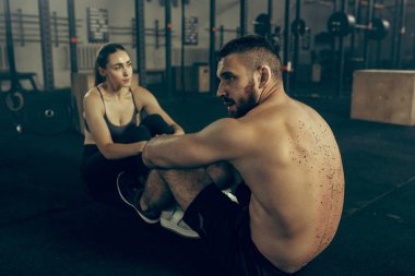 Erkek ve kadın fitness salonunda egzersiz sırasında. CrossFit.