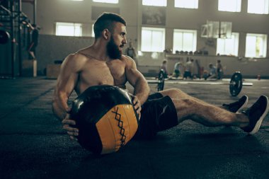 Genç adam bir spor salonunda egzersiz Barbell kaldırma uygun
