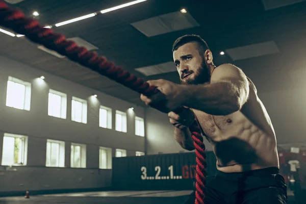 Men with battle rope battle ropes exercise in the fitness gym. — Stock Photo, Image