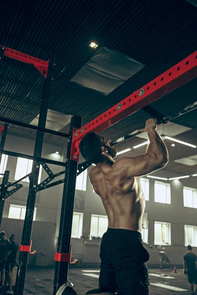 Koncepció: erő, erő, egészséges életmód, sport. Erőteljes vonzó izmos férfi CrossFit tornaterem — Stock Fotó