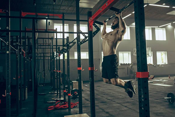 Conceito: poder, força, estilo de vida saudável, esporte. Poderoso homem muscular atraente no ginásio CrossFit — Fotografia de Stock