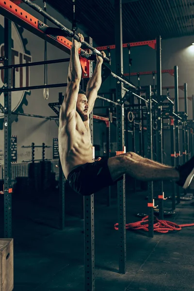 Koncepció: erő, erő, egészséges életmód, sport. Erőteljes vonzó izmos férfi CrossFit tornaterem — Stock Fotó