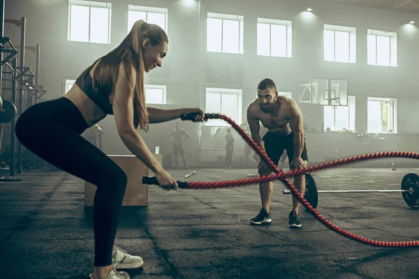 Woman with battle ropes exercise in the fitness gym. — Stock Photo, Image