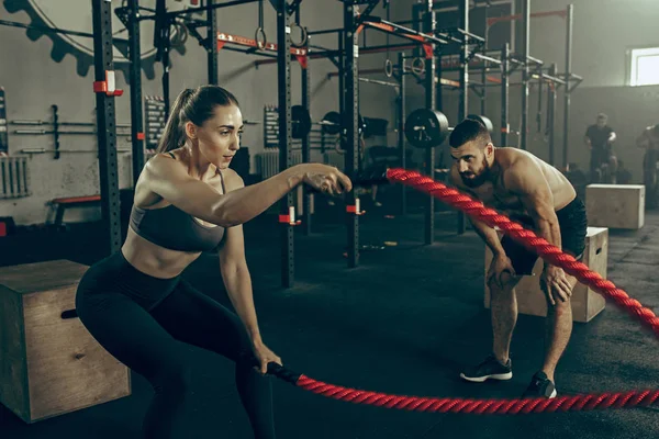 Woman with battle ropes exercise in the fitness gym. — Stock Photo, Image