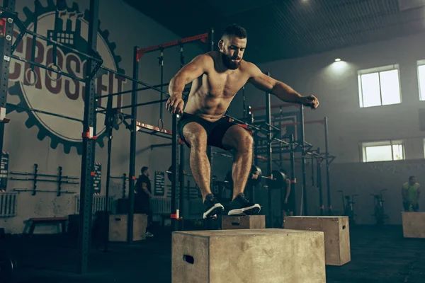 Man skoki podczas ćwiczeń na siłowni. CrossFit. — Zdjęcie stockowe