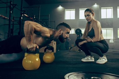 Genç adam bir spor salonunda egzersiz Barbell kaldırma uygun