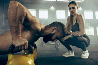 Genç adam bir spor salonunda egzersiz Barbell kaldırma uygun