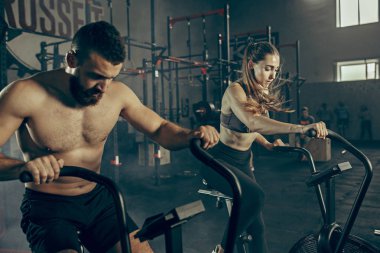 Erkek ve kadın fitness salonunda egzersiz sırasında. CrossFit.