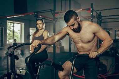 Erkek ve kadın fitness salonunda egzersiz sırasında. CrossFit.