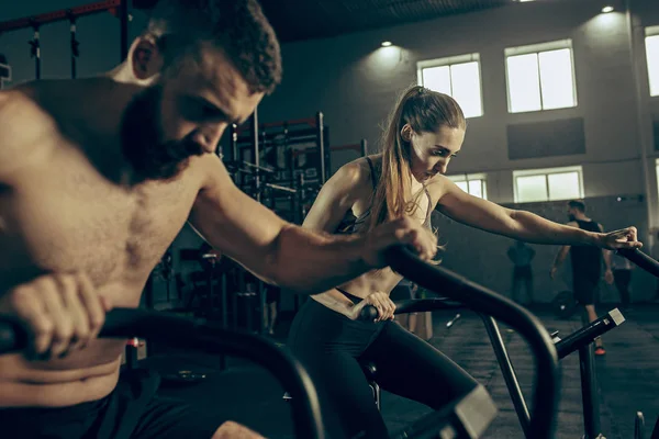 Férfi és nő él a fitneszterem. CrossFit. — Stock Fotó