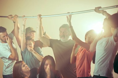 Terli koltuk altı. Terli bir adam. Otobüs. Toplu taşıma. Man yakınındaki mutsuz insanlar