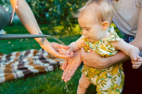 A lata de rega para o jardim e bebê — Fotografia de Stock