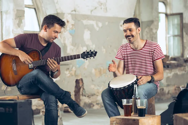 Wiederholung Der Rockmusik Band Bassist Gitarrist Und Schlagzeuger Auf Der — Stockfoto