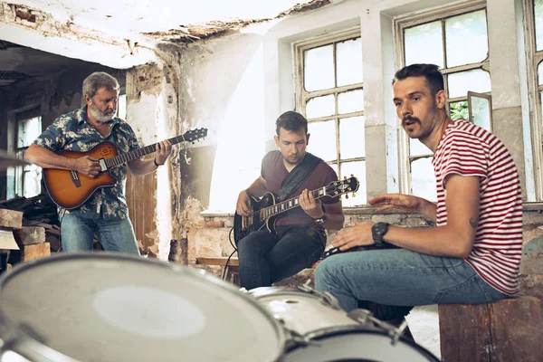 Wiederholung der Rockmusik Band. E-Gitarrist und Schlagzeuger am Schlagzeug. — Stockfoto