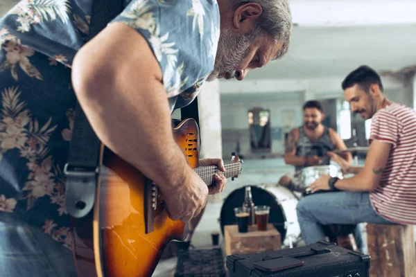 Upprepning av rock musikband. Elgitarr spelare och trummisen bakom trumset. — Stockfoto