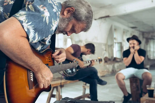 Upprepning av rock musikband. Elgitarr spelare och trummisen bakom trumset. — Stockfoto