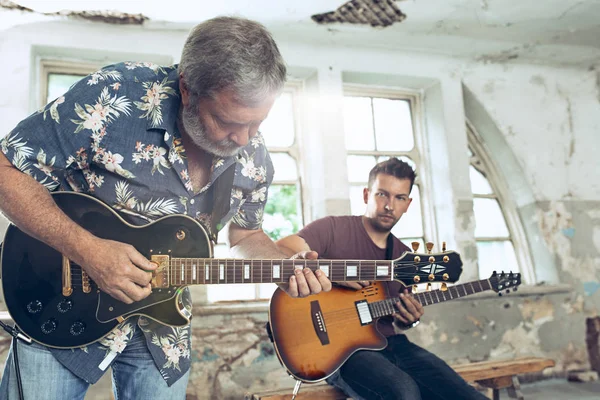 Wiederholung der Rockmusik Band. E-Gitarrist und Schlagzeuger am Schlagzeug. — Stockfoto