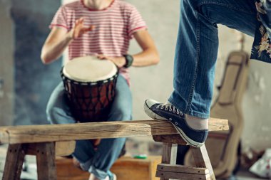 Rock müzik grubu tekrarı. davulcu arkasında davul seti.