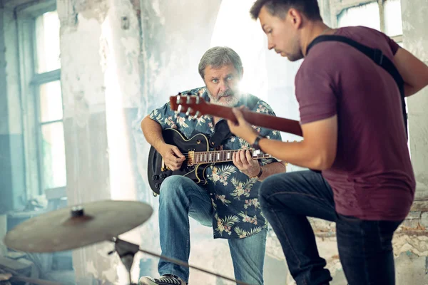 Herhaling van rock muziekband. Elektrische gitaar spelers — Stockfoto