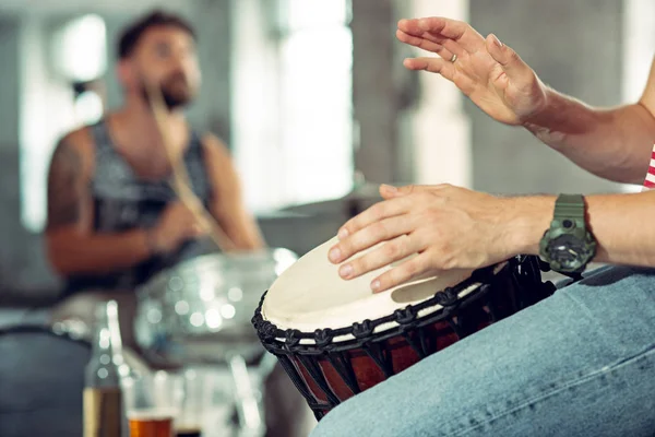 Wiederholung der Rockmusik Band. Schlagzeuger hinter dem Schlagzeug. — Stockfoto