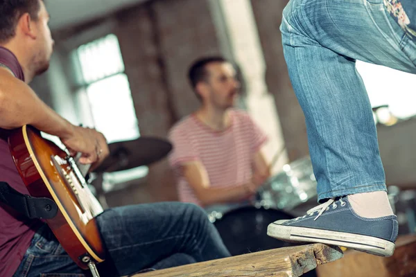 Wiederholung der Rockmusik Band. E-Gitarrist und Schlagzeuger am Schlagzeug. — Stockfoto