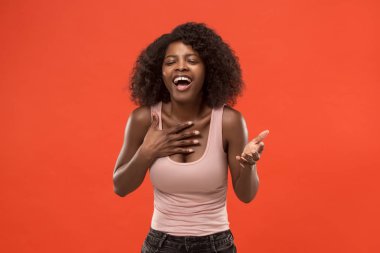 Ayakta ve kırmızı arka planı gülümseyen mutlu Afrika kadın.