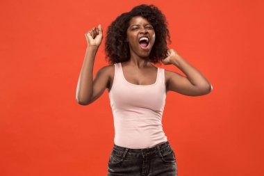 Kazanan başarılı kadın mutlu kendinden geçmiş bir kazanan olmak kutluyor. Dinamik enerjik görüntü kadın afro modeli