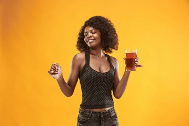 Seksi genç afro kadın beyaz arka plan üzerinde izole değil bira içmek