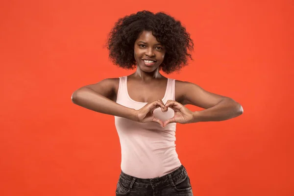 Portret van aantrekkelijke schattig meisje met lichte make-up met kiss — Stockfoto