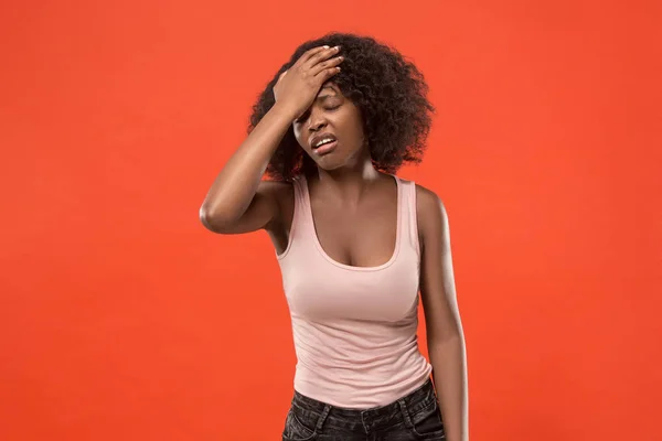 Mujer con dolor de cabeza. Aislado sobre fondo rojo . —  Fotos de Stock