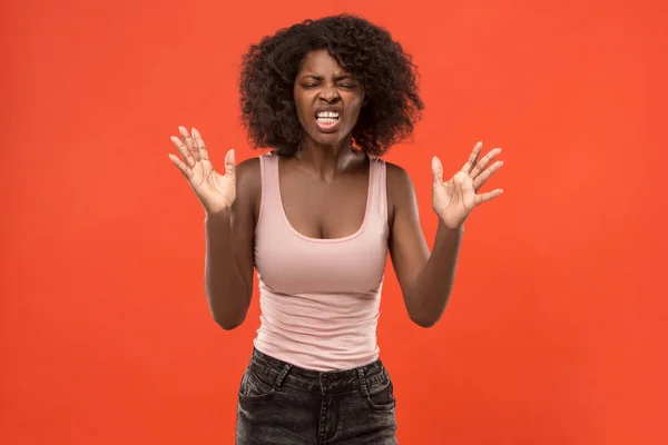 Hermoso retrato femenino de media longitud aislado en el fondo del estudio rojo. La joven mujer emocional sorprendida —  Fotos de Stock