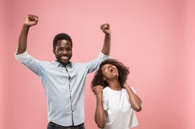 Kazanan başarılı kadın mutlu kendinden geçmiş bir kazanan olmak kutluyor. Dinamik enerjik görüntü kadın afro modeli