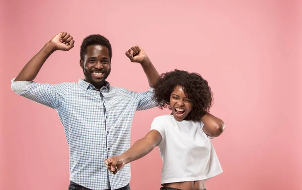 Vinnande framgång kvinna glad extatiska firar att vara en vinnare. Dynamisk energisk bild av kvinnliga afro modell — Stockfoto