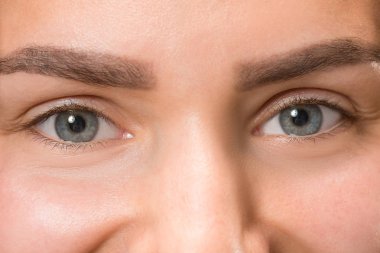 Genç güzel beyaz kızın yüzünü gözünü yakından