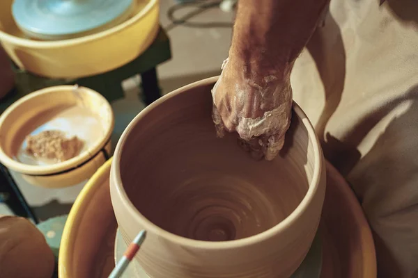 Crear un frasco o jarrón de arcilla blanca de cerca. Maestro cocodrilo . — Foto de Stock