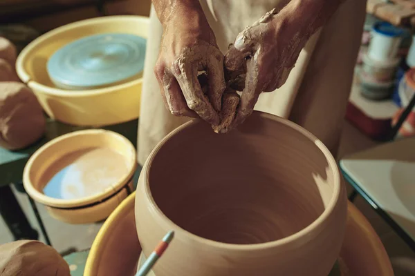Criando um frasco ou vaso de barro branco close-up. Mestre Crock. . — Fotografia de Stock
