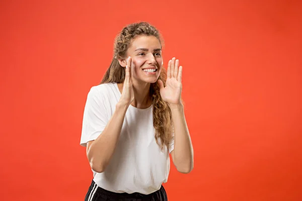 Izolované na růžové mladá příležitostné žena křičí na studiu — Stock fotografie