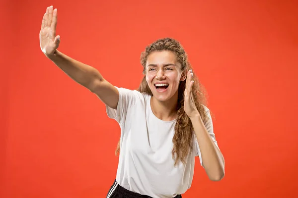 Izolované na růžové mladá příležitostné žena křičí na studiu — Stock fotografie