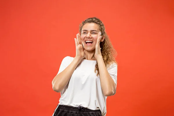 Aislado en rosa joven casual mujer gritando en el estudio — Foto de Stock