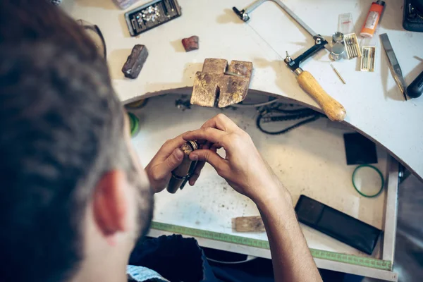 Diversi strumenti orafi sul posto di lavoro gioielli. Gioielliere al lavoro in gioielleria . — Foto Stock