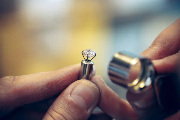 Different goldsmiths tools on the jewelry workplace. Jeweler at work in jewelry. — Stock Photo, Image