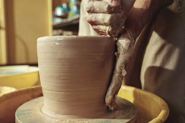 Tworzenie słoiku lub wazon z bliska białej glinki. Mistrz garnek. — Zdjęcie stockowe