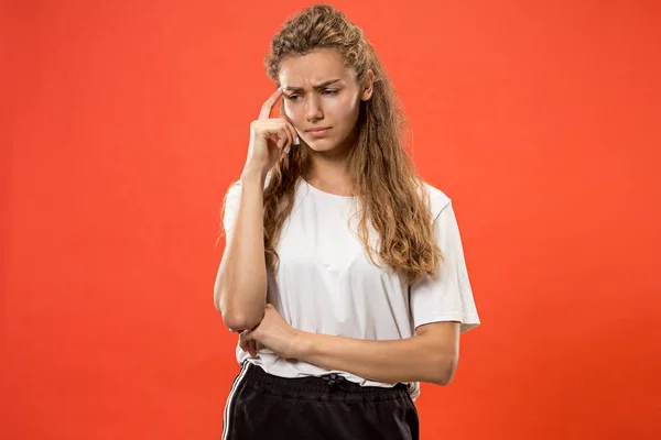 Joven mujer seria y pensativa. Concepto de duda . —  Fotos de Stock