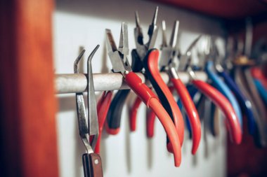 Farklı kuyumcular takı işyeri araçlarda. Kuyumcu takı içinde işte. Profesyonel araçları ile zanaat Kuyumculuk için masaüstü. Araçların görünümü kapatın.