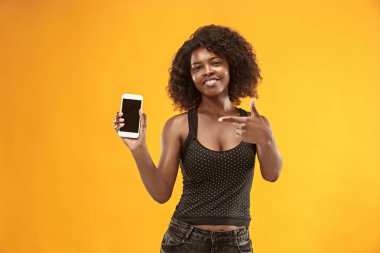 Boş ekran cep telefonu gösterilen emin casual afro kız portresi