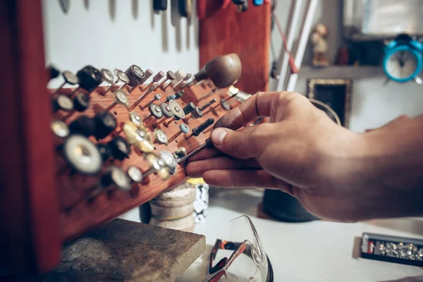 Diferentes herramientas orfebres en el lugar de trabajo de la joyería. Joyero en el trabajo en joyería . —  Fotos de Stock