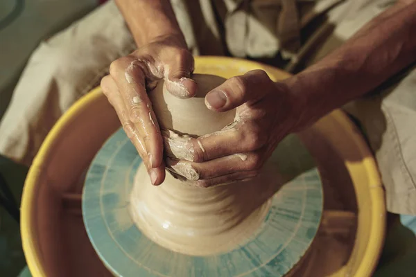 瓶や白い粘土のクローズ アップの花瓶を作成します。マスターの壷. — ストック写真
