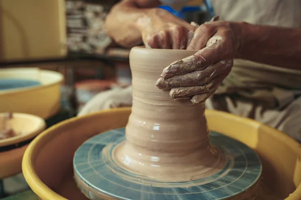 Création d'un pot ou d'un vase d'argile blanche gros plan. Maître crock . — Photo